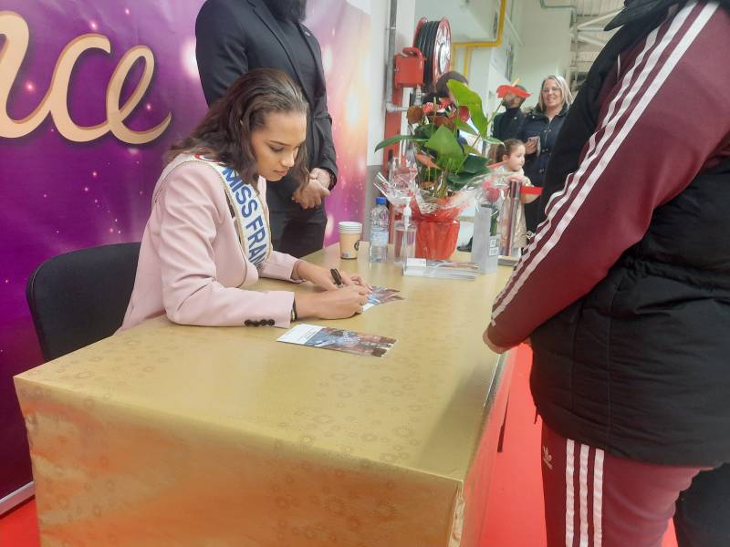 Evènementielle: Séance de dédicaces avec Miss France 2023 Indira Ampiot à Paris