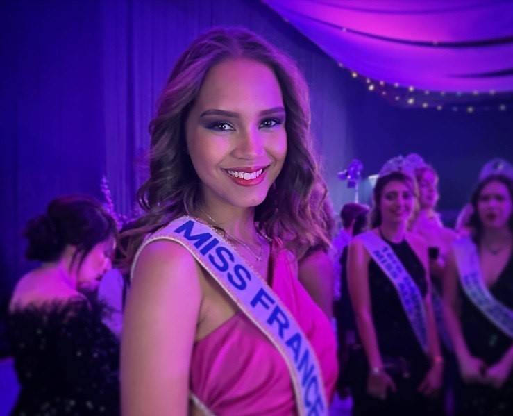 Séances de dédicaces avec Indira Ampiot Miss France 2023 à Toulouse en Haute-Garonne