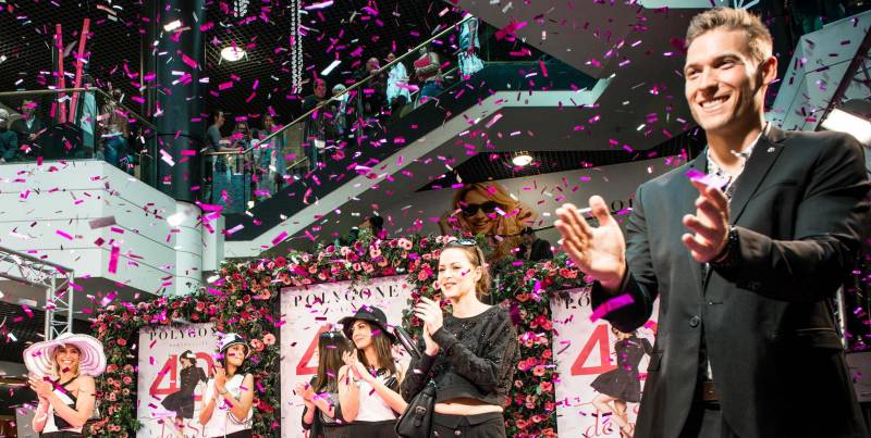 Défilé de mode avec mannequins femmes pour centre commercial en région parisienne