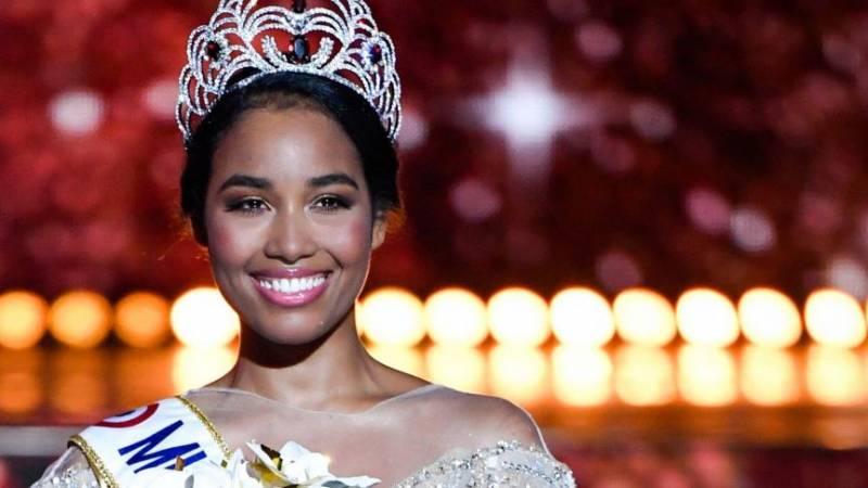 Organiser une séance de dédicaces avec Clémence Botino, Miss France 2020